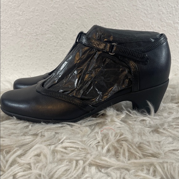 EASY SPIRIT Cara Mary Jane Pump Black Size 8W Wide Width NEW - Picture 8 of 16